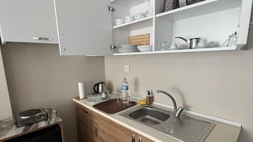 Horno, tetera eléctrica y utensilios de cocina