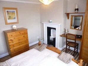 2 bedrooms, iron/ironing board, travel cot, free WiFi