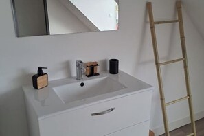 Bathroom - Ultra-comfortable modern apartment for up to 5 people. (Comines-Warneton)