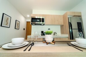 Kühlschrank, Mikrowelle, Herdplatte, Wasserkocher mit Kaffee-/Teezubehör