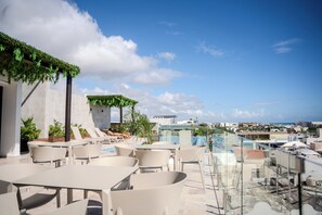 Outdoor dining - Town Studio Private Balcony & Terrace with Sea View (Centro)