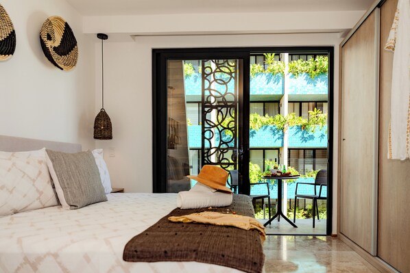 1 bedroom, free WiFi, bed sheets - Town Studio Private Balcony & Terrace with Sea View (Centro)