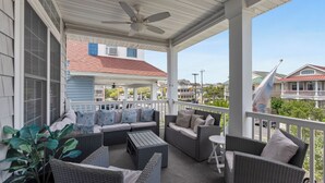 A covered porch with wicker furniture, a ceiling fan, and a view of neighboring houses. - 3-bedroom condo in delightful Ocean City with WiFi, AC (Ocean City)