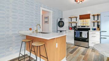 Fridge, oven, stovetop, coffee/tea maker