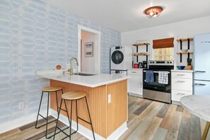 Fridge, oven, stovetop, coffee/tea maker