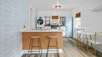 Fridge, oven, stovetop, coffee/tea maker