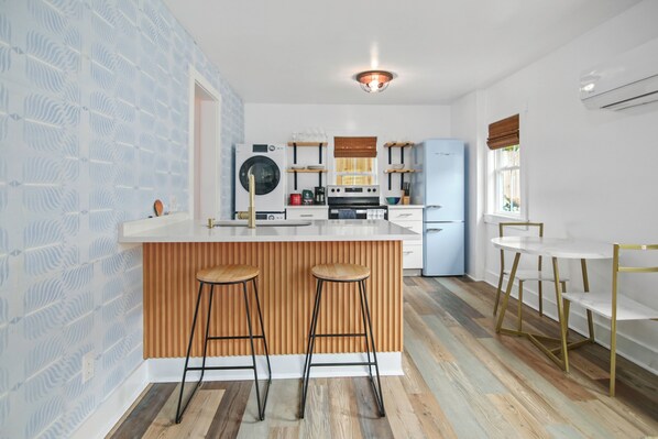 Fridge, oven, stovetop, coffee/tea maker