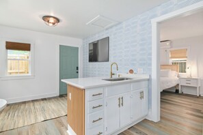 Een haardroger, handdoeken, zeep, shampoo