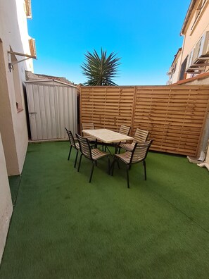 Outdoor dining - Village house with courtyard 10 minutes from the beach (Corneilla-Del-Vercol)