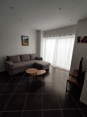 TV - Village house with courtyard 10 minutes from the beach (Corneilla-Del-Vercol)