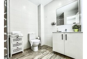 Haartrockner, Handtücher, Seife, Toilettenpapier