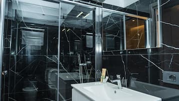 Camera Classic, vista mare | Bagno | Doccia, asciugacapelli, asciugamani, sapone