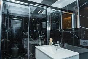 Chambre Classique, vue mer | Salle de bain | Douche, sèche-cheveux, serviettes fournies, savon