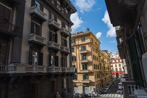 A street view with multi-story buildings, balconies, and a clear sky. - Relais Mermaid (Naples)