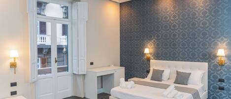 Deluxe Room, Two Balconies, Sea View | Escrivaninha, espaço de trabalho para notebook, Wi-Fi de cortesia