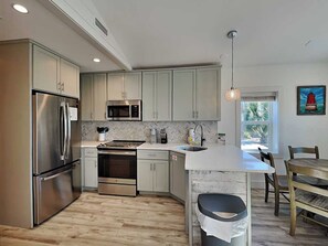 Geladeira, micro-ondas, fogão, cooktop