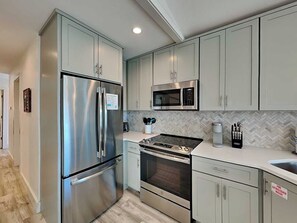 Geladeira, micro-ondas, fogão, cooktop