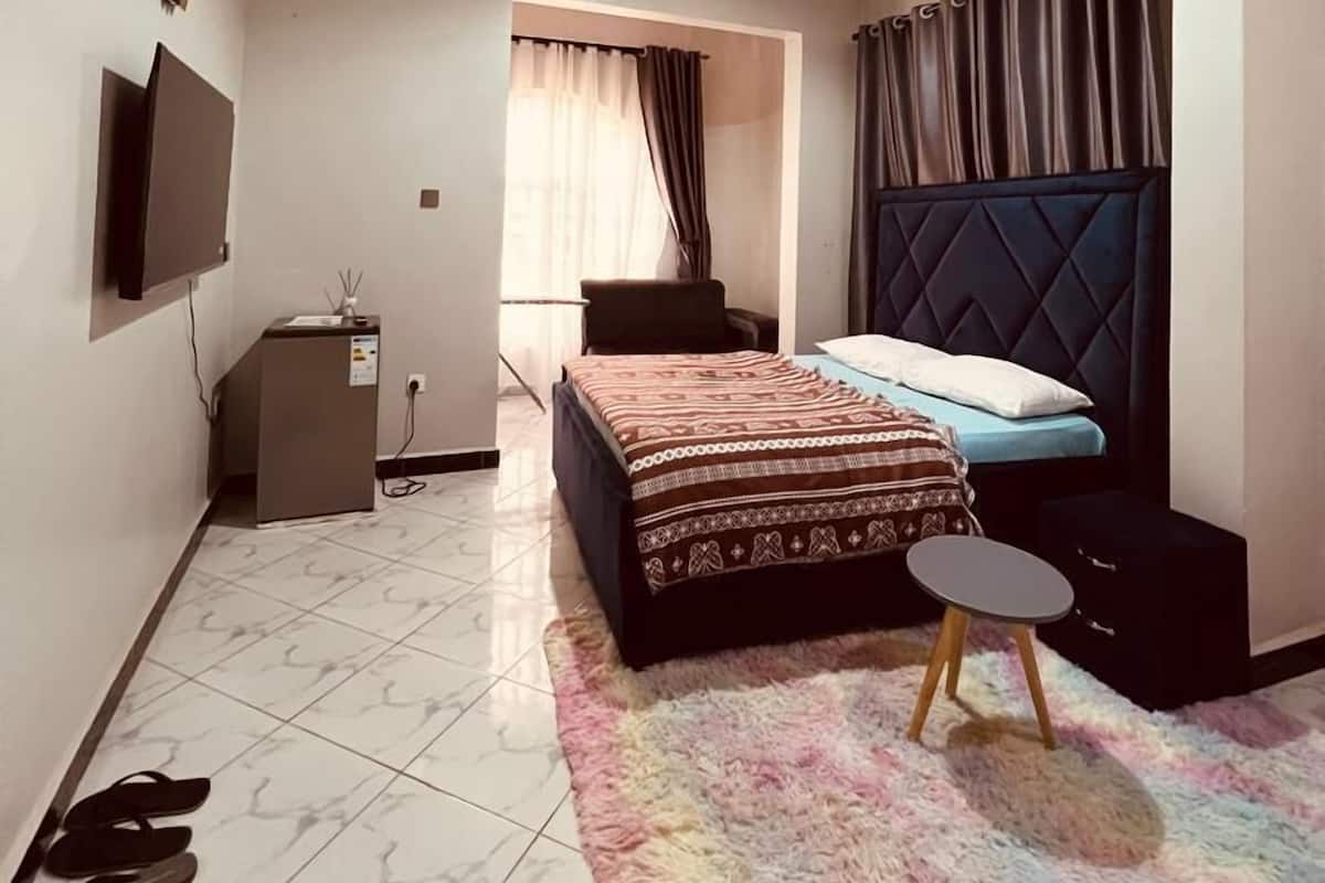 1 habitación, escritorio y espacio para trabajar con laptop