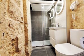 Douche, articles de toilette écologiques, séchoir à cheveux