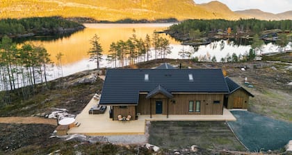 Villa Lakehouse Cedar with sauna, jacuzzi & boat (optional)