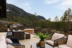 Outdoor dining - Villa Lakehouse Cedar with sauna, jacuzzi & boat (optional) (Vråliosen)