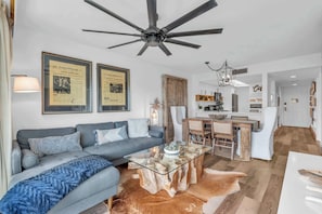 TV, offices - I-452 - Remodeled, Luxury Condo with Lake Views (Naples)