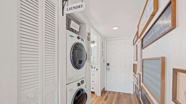 Ein Waschbereich mit einem Schild mit der Aufschrift „LAUNDRY“ und einer Wand mit gerahmten, inspirierenden Zitaten.