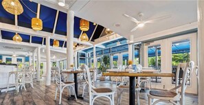 Dining - G-243 - Spend Your Vacation in Luxury with Pool (Naples)