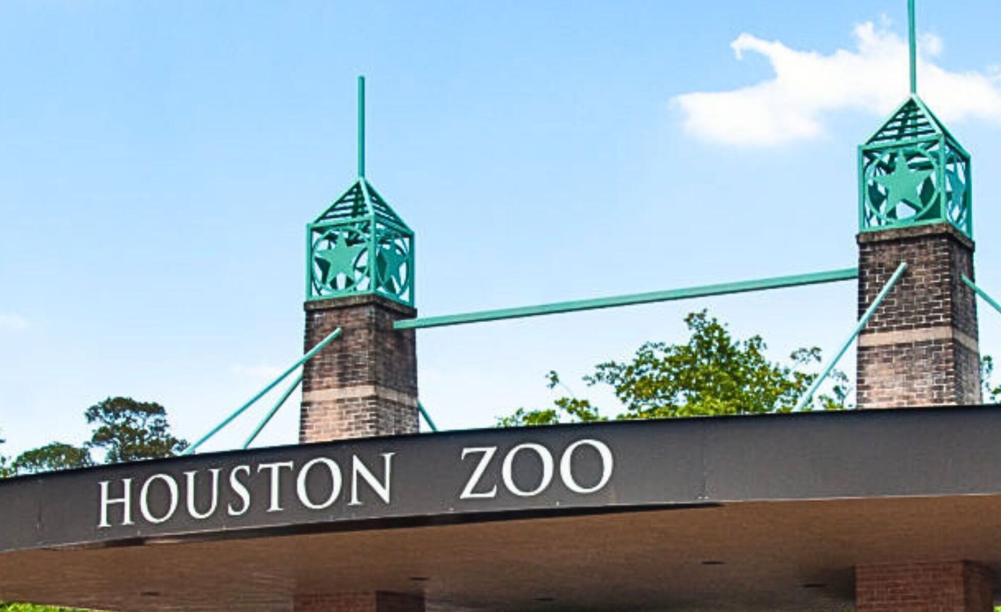 A entrada do Zoológico de Houston com duas torres e uma placa.