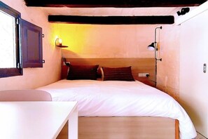 Una scrivania, ferro/asse da stiro, Wi-Fi gratuito, lenzuola