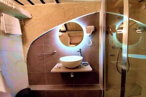 Regadera, amenidades de baño ecológicas, secadora de cabello, toallas 