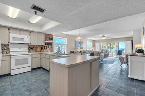 Fridge, microwave, oven, stovetop - ☀️Beachfront with Great Views and Amenities-Sea Oats #101☀️ (Redington Shores)