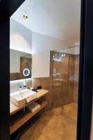 Ducha, secador de pelo, toallas, jabĂłn