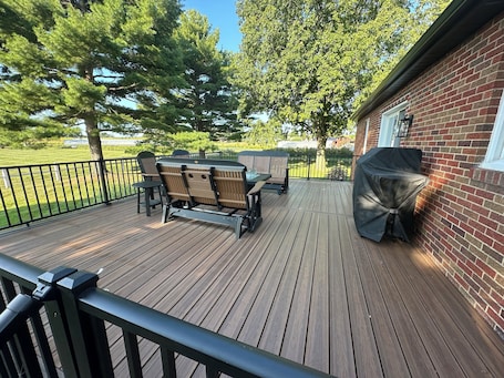 屋外ダイニングエリア. 4-bedroom bungalow in charming Sugarcreek with WiFi and AC