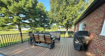 4-bedroom bungalow in charming Sugarcreek with WiFi and AC
