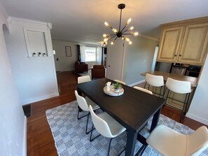 Dining - 4-bedroom bungalow in charming Sugarcreek with WiFi and AC (Sugarcreek)