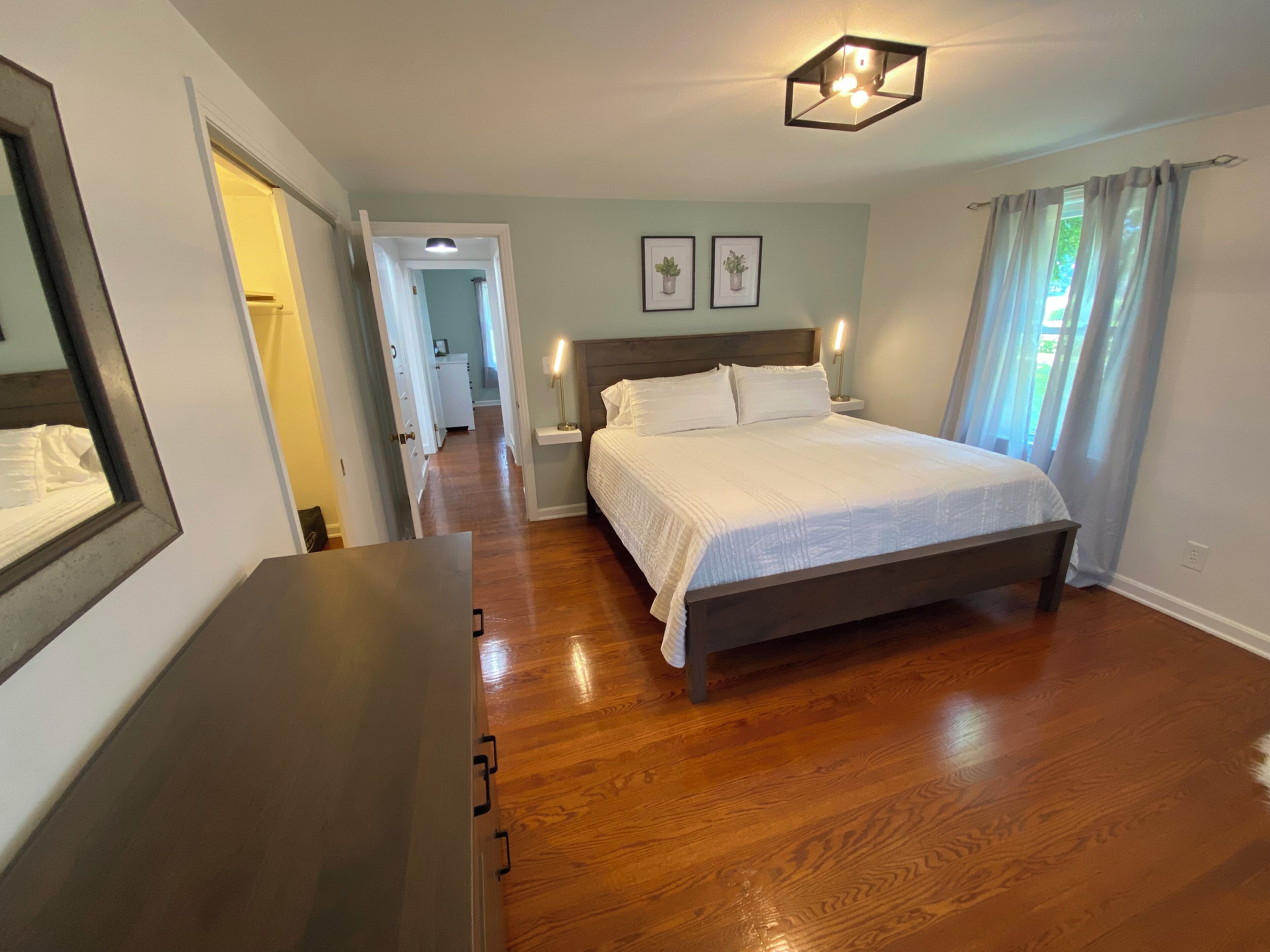 4 bedrooms, iron/ironing board, WiFi, bed sheets