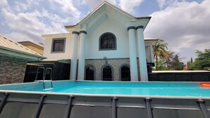 Hồ bơi ngoài trời