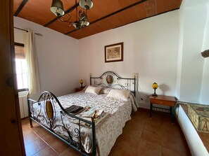 5 chambres, fer et planche à repasser, Wi-Fi, draps fournis