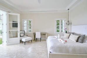 Une chambre à coucher avec un lit, un bureau, une chaise et une armoire.