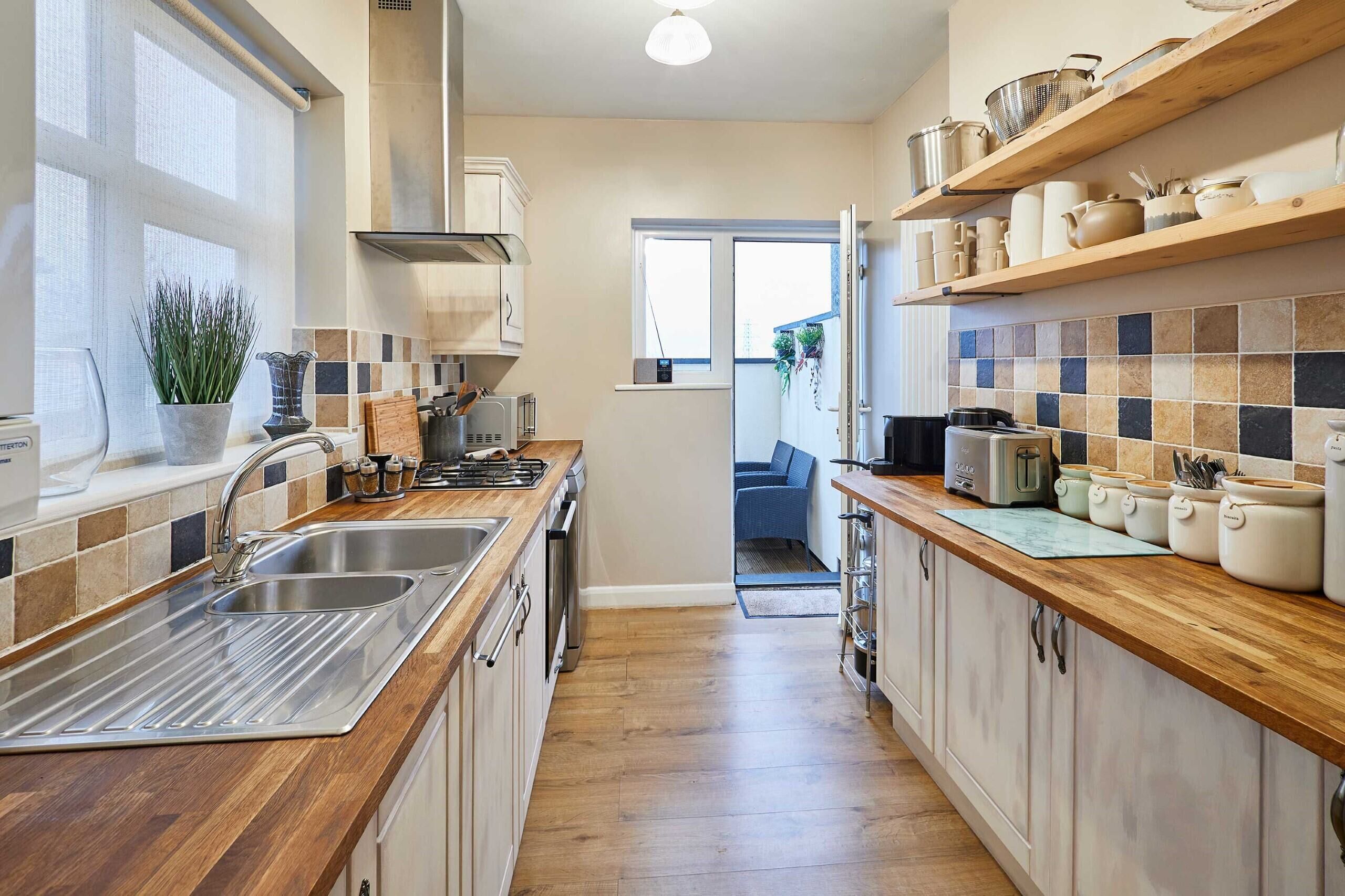 Jääkaappi, mikroaaltouuni, uuni, liesi