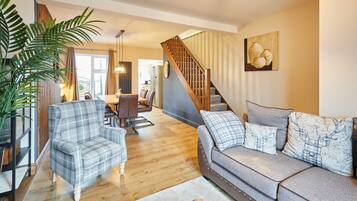 Televisio, kirjoja, työhuone