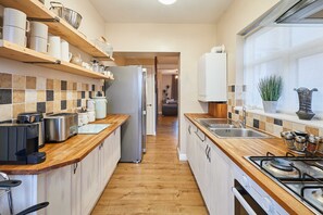 冷蔵庫、電子レンジ、オーブン、コンロ