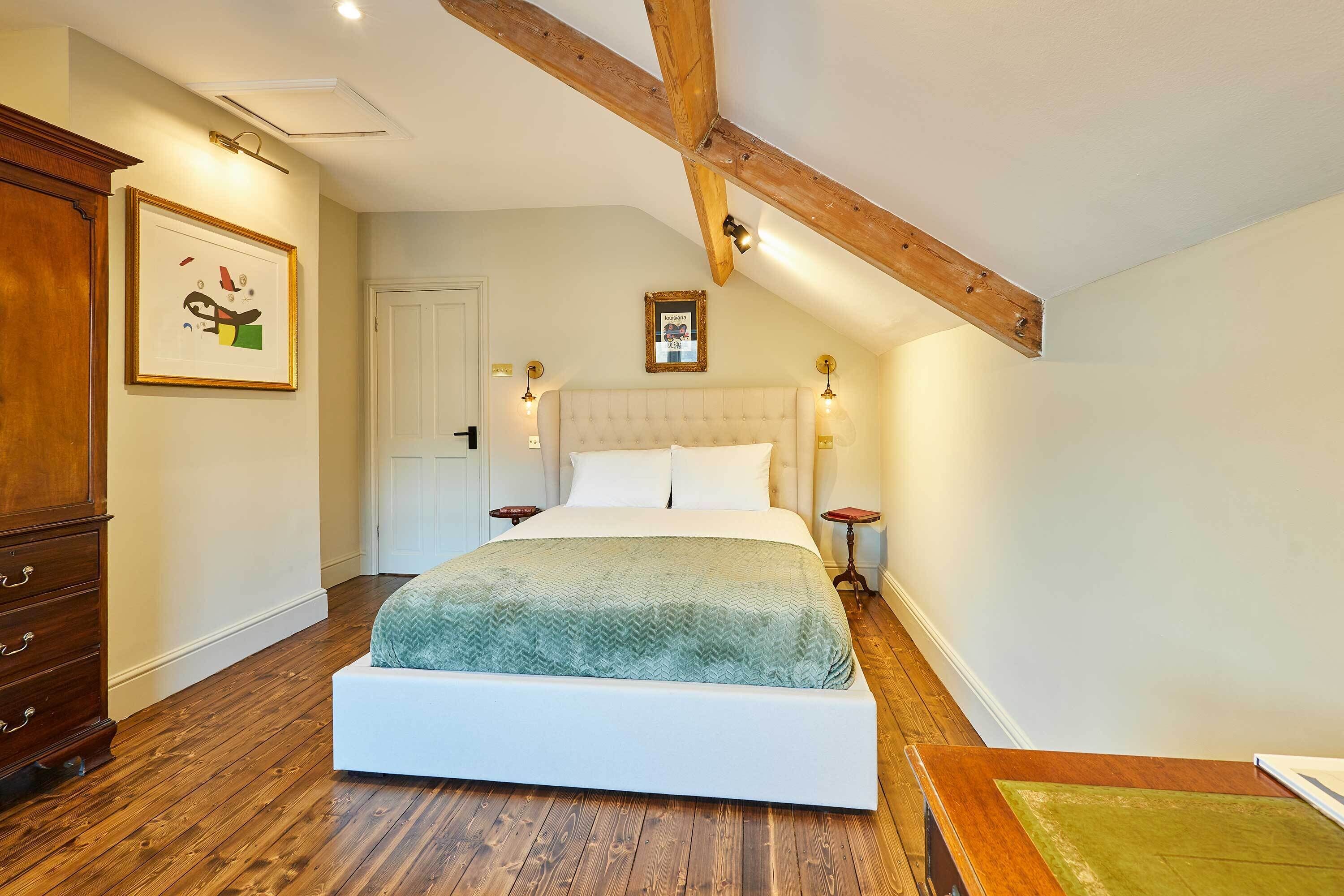 2 bedrooms, desk, iron/ironing board, WiFi