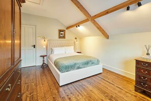 2 bedrooms, desk, iron/ironing board, WiFi