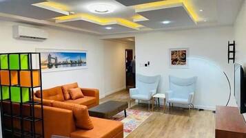 Deluxe kamer, balkon, uitzicht op de stad | Woonruimte