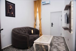 Habitación Deluxe, balcón, vistas a la ciudad | Zona de estar