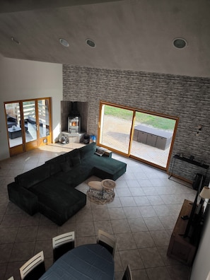 TV connectée, cheminée, jeux vidéo, livres