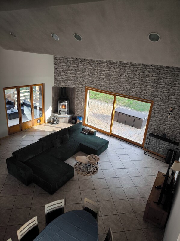 Smart TV, fireplace, video games, books - Former tobacco drying shed renovated as a family home in the countryside (Les Mollettes)