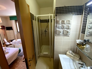 Douche, sĂšche-cheveux, serviettes fournies, savon